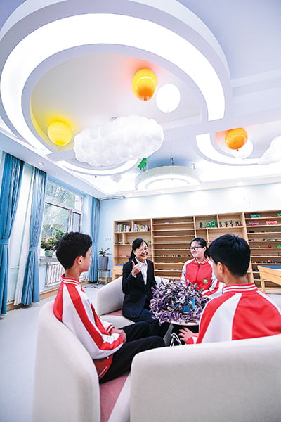 A teacher provides consulting to three students in a middle school in Shenyang,Liaoning province