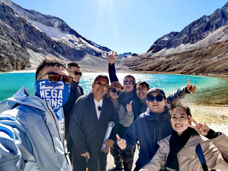 Zhu Ming (third from left) with visitors to Daocheng Yading, a popular tourist destination in the Garze Tibetan autonomous prefecture, Sichuan province