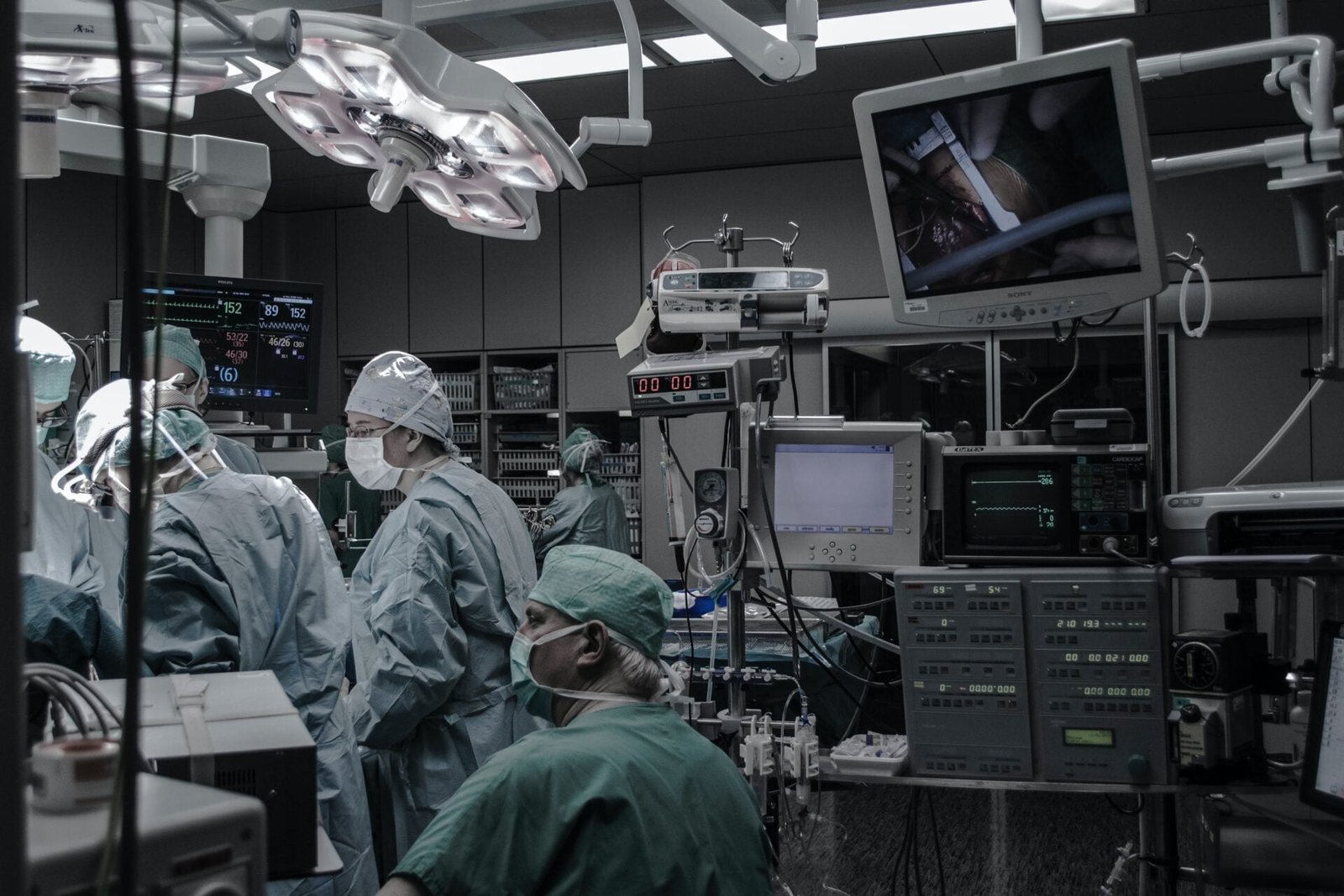 piron-guillaume-y5hQCIn1c6o-unsplash Surgeons in an operating theatre