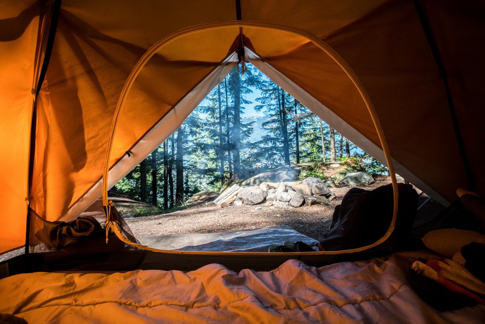 Young people from big cities like to join outdoor activities and wear urban outdoor outfits. Camping is their favorite way to embrace nature.[ Young people from big cities like to join outdoor activities and wear urban outdoor outfits. Camping is their favorite way to embrace nature.[