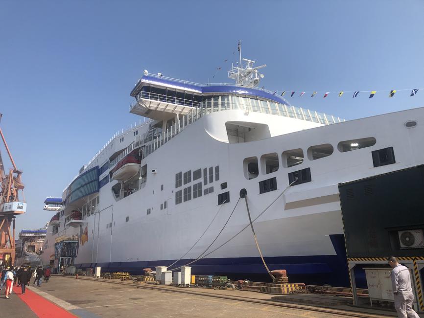 The world's first large-capacity battery hybrid propulsion and two-way navigation luxury Ropax ship will leave Guangzhou, Guangdong province, for Europe this week.