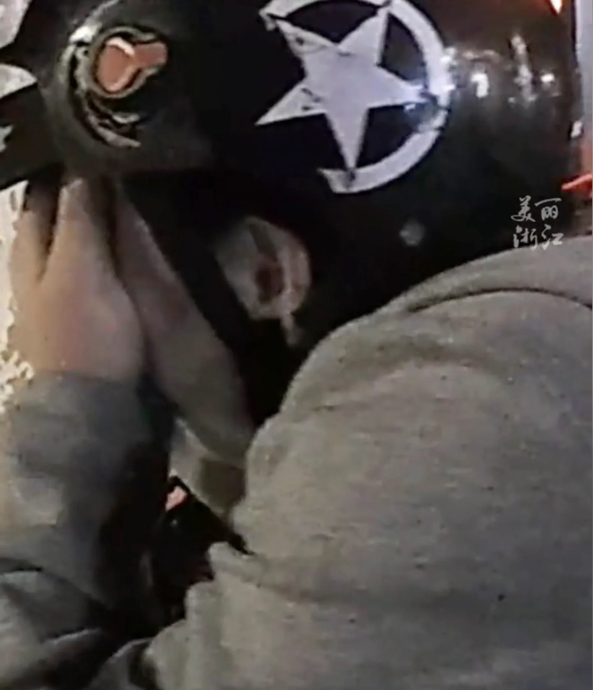 The woman was inconsolable but police officer Su soon made her feel better. Photo: Douyin