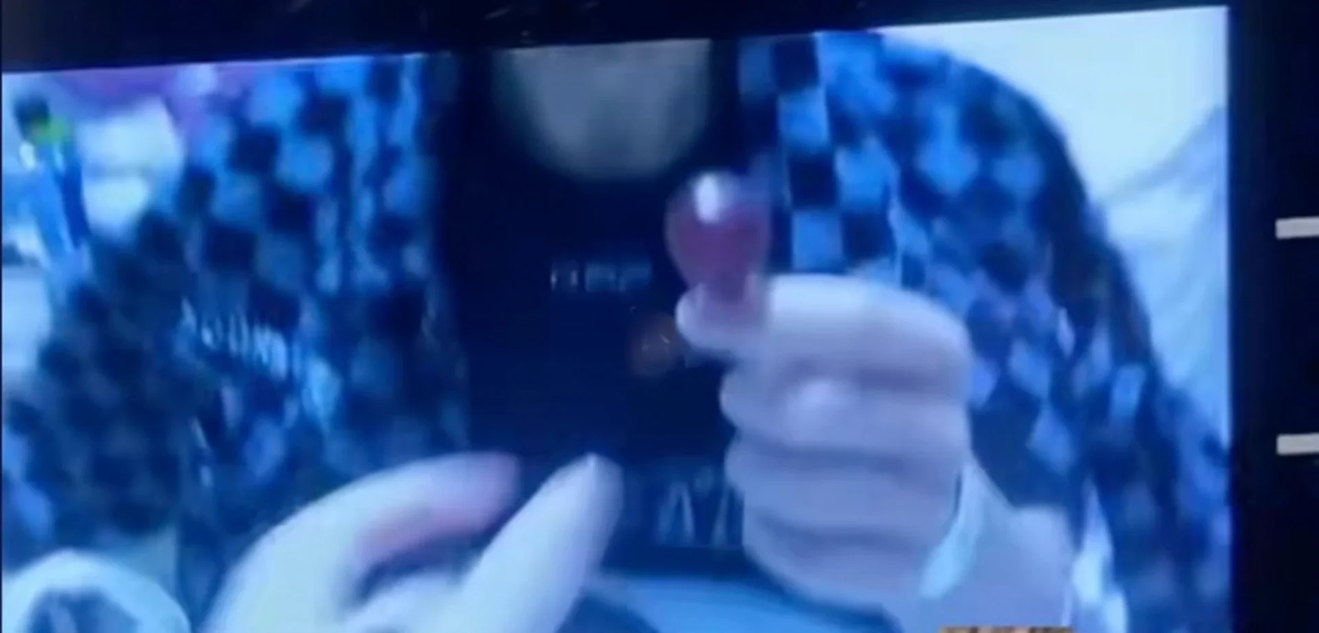 As he lay in his hospital sick bed, the dying man proposed using a grape as a ring. Photo: Douyin