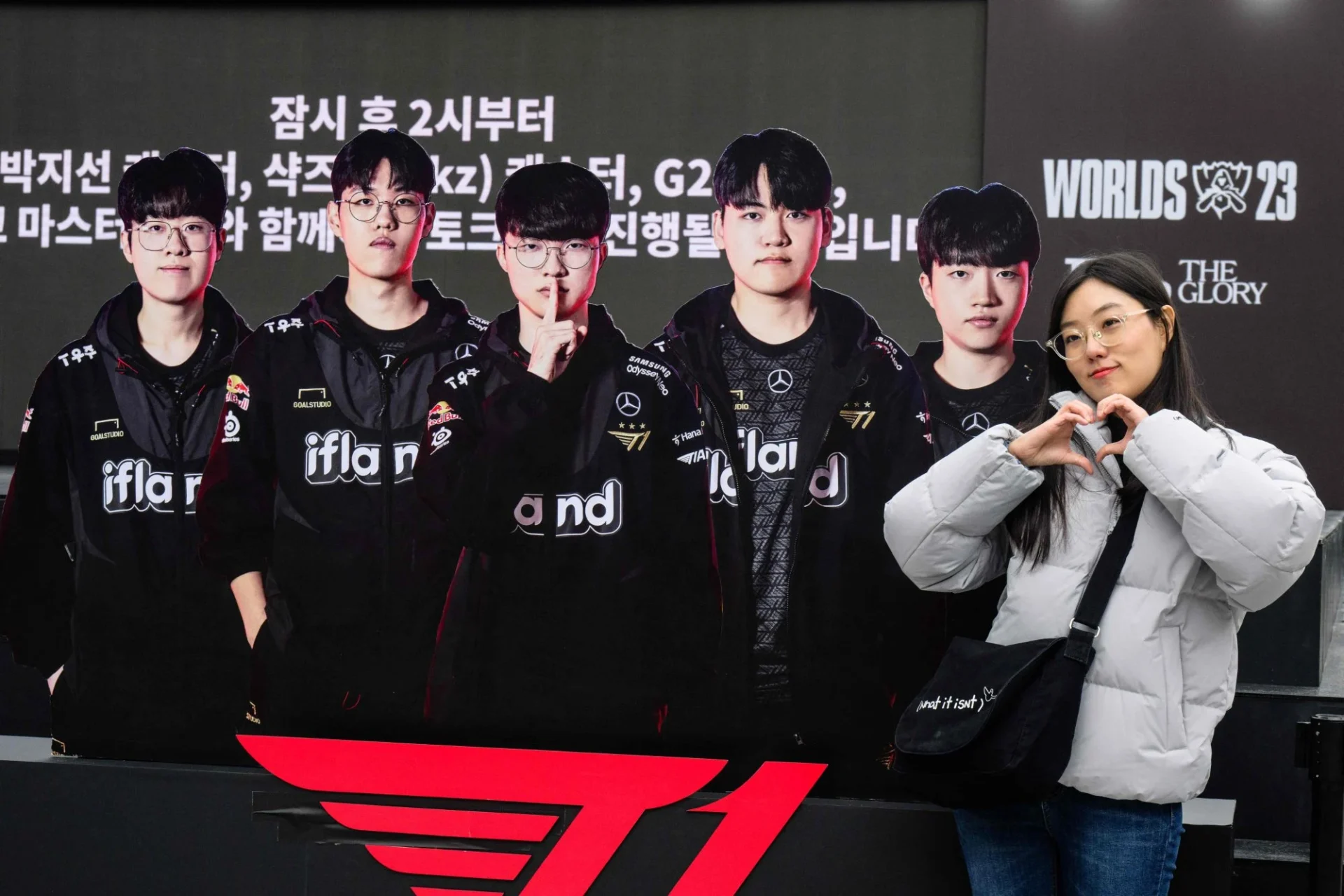 A fan poses next to a cardboard cutout of South Korea’s T1 team. Photo: AFP