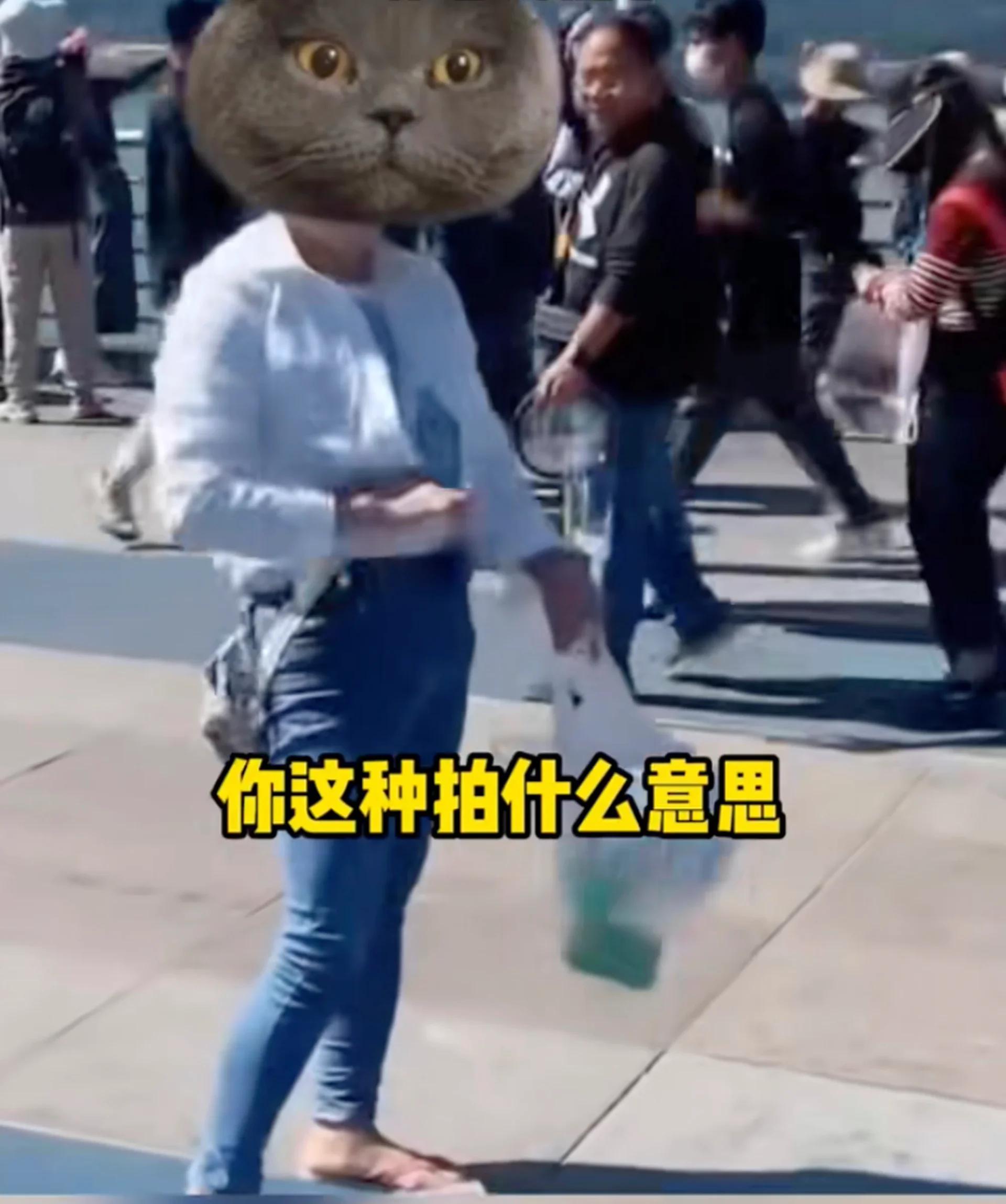 The woman was spotted carrying bags full of plastic bottles prior to her “clean-up”. Photo: Douyin