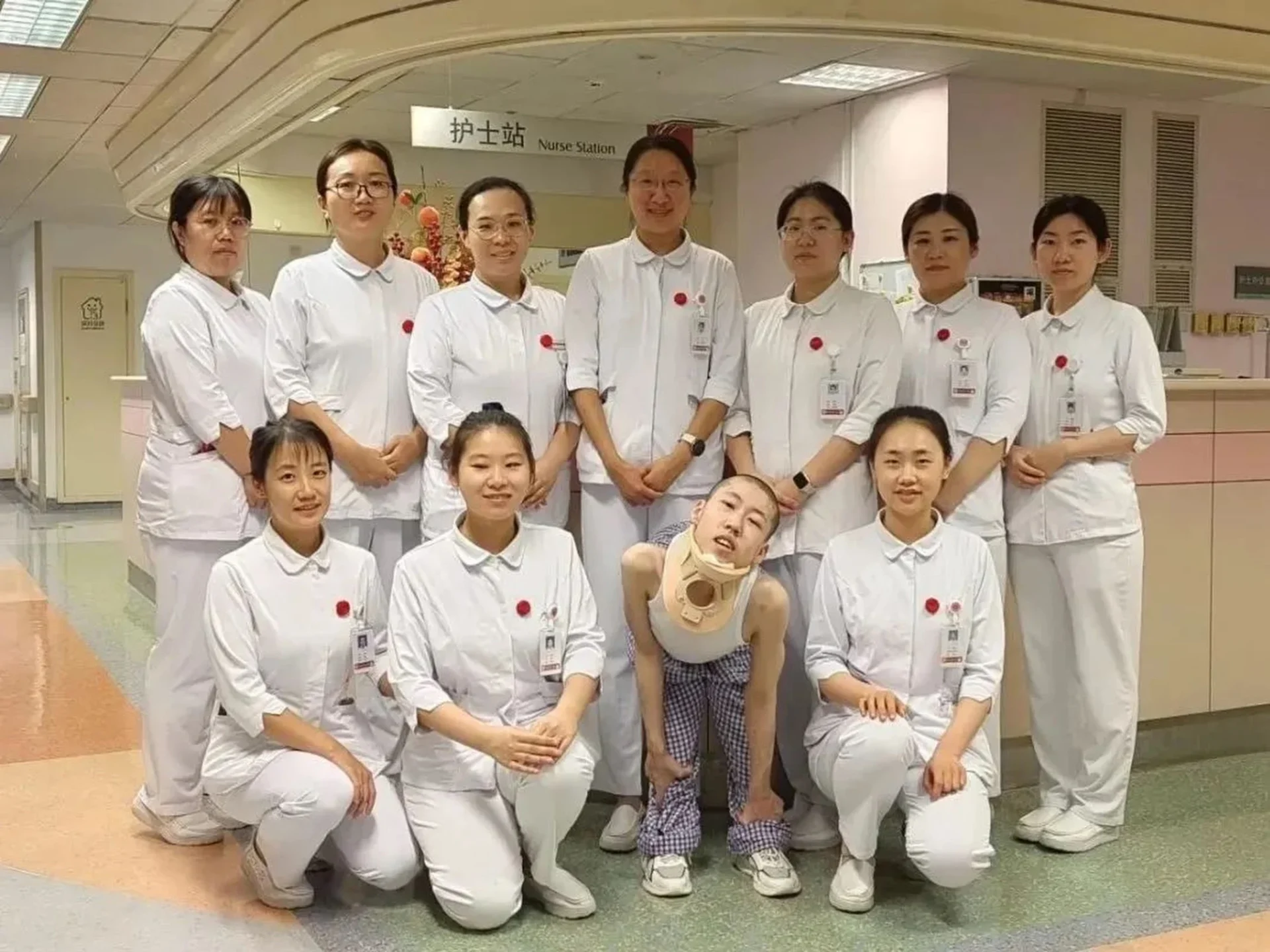 Jiang is pictured with the dedicated medical staff who are with him on his painstaking journey. Photo: Peking University