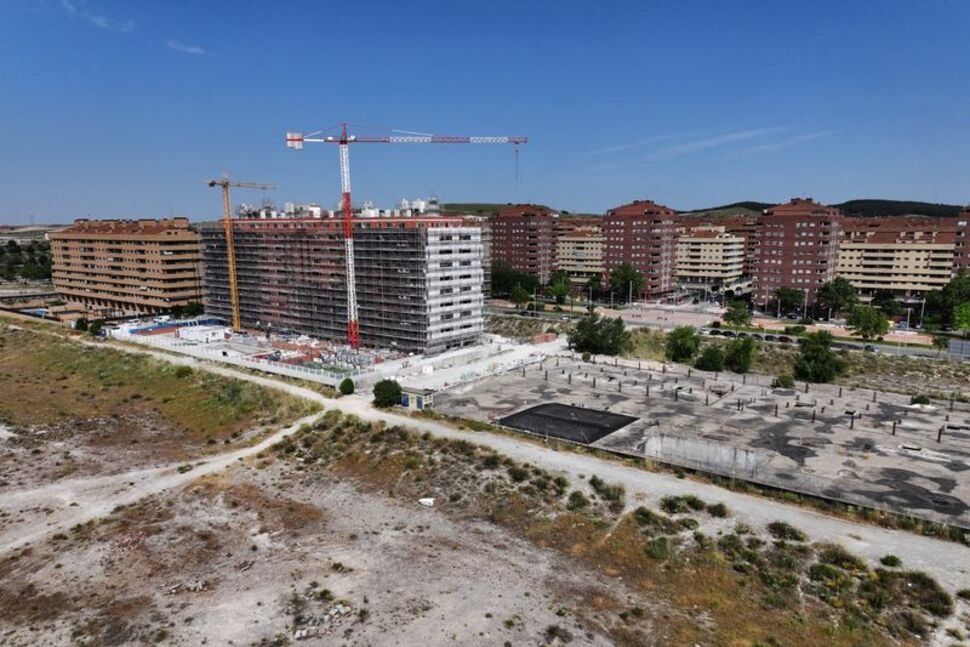 A drone view shows a building under construction in the Sesena housing development, south of Madrid, Spain June 2, 2025. REUTERS/Guillermo Martinez/File Photo