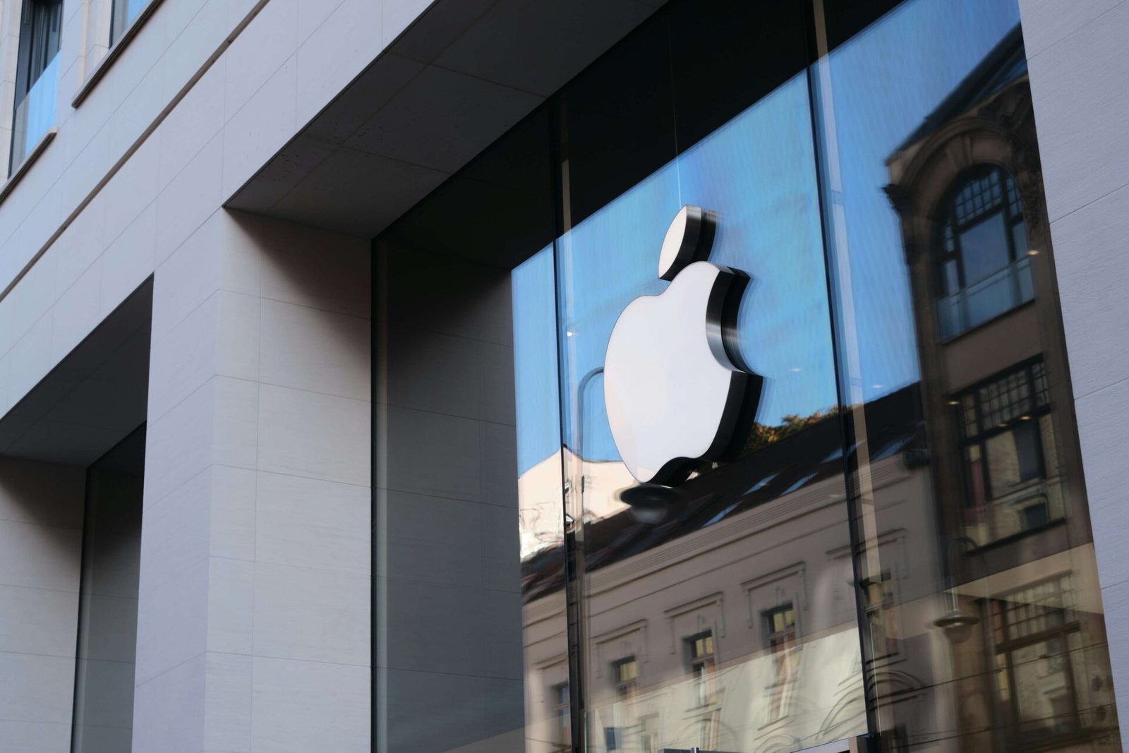 Apple Faces $460 Billion Selloff as Chip Shortages Cloud Growth Outlook