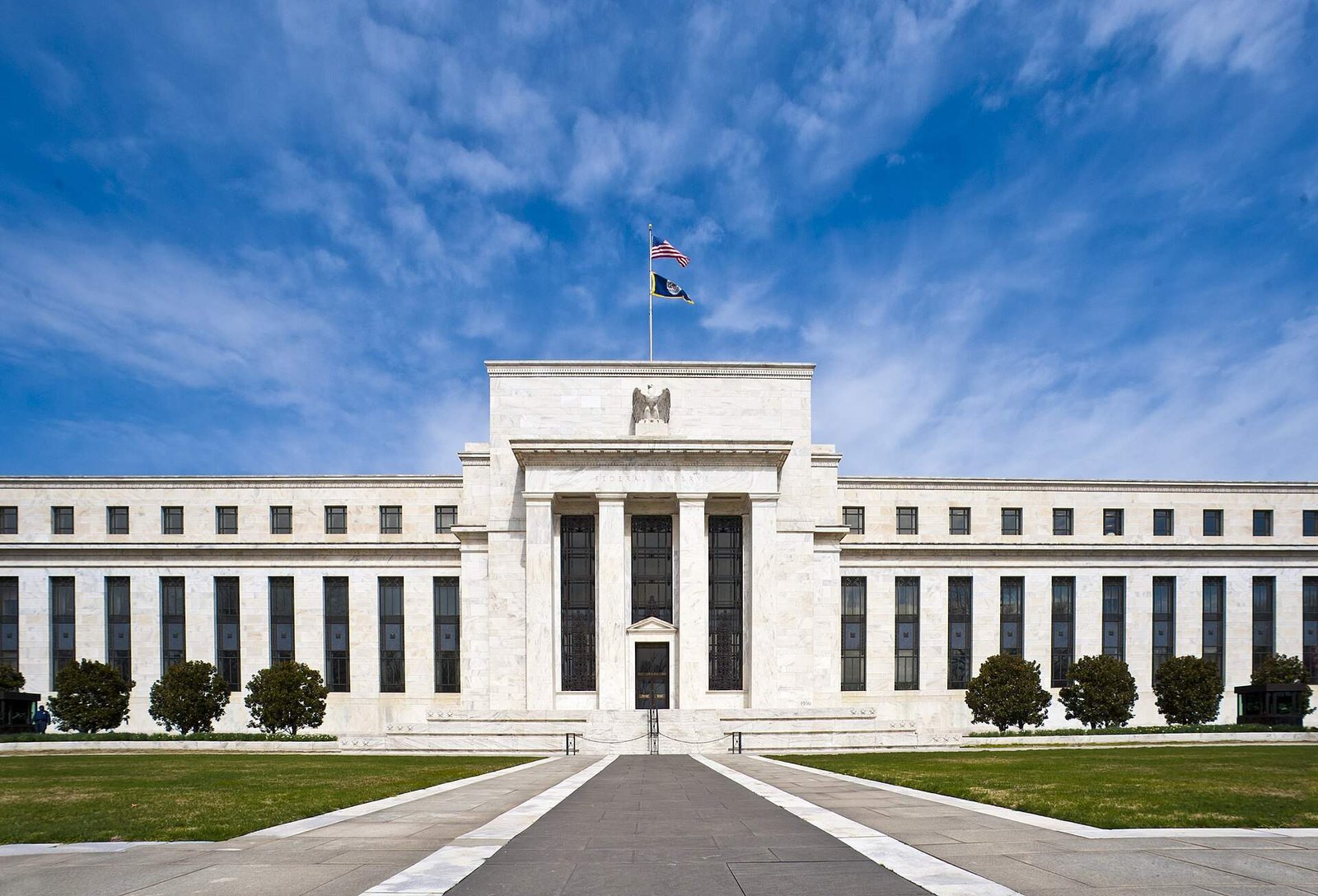 Dollar Climbs, 2-Year Yields Rise After Warsh Signals Higher Rates