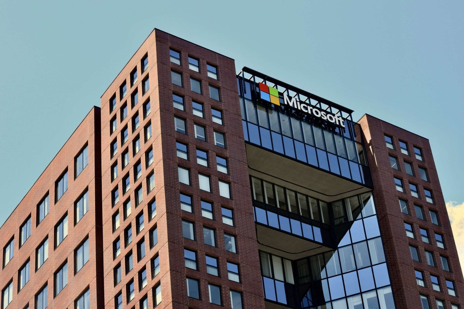 Microsoft Rally Lifts Wall Street on Record Cloud Revenue, Offsetting Fed Jitters