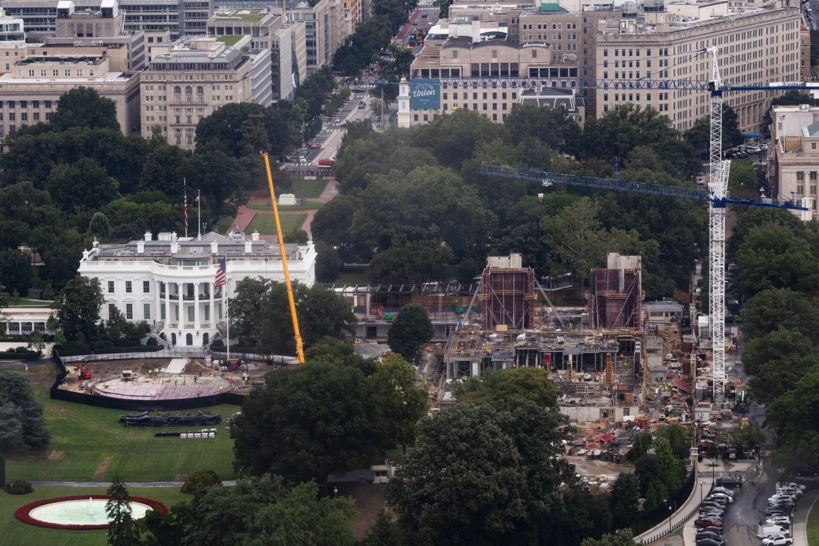Roberts Lets Trump Continue $400M White House Ballroom Work For Now