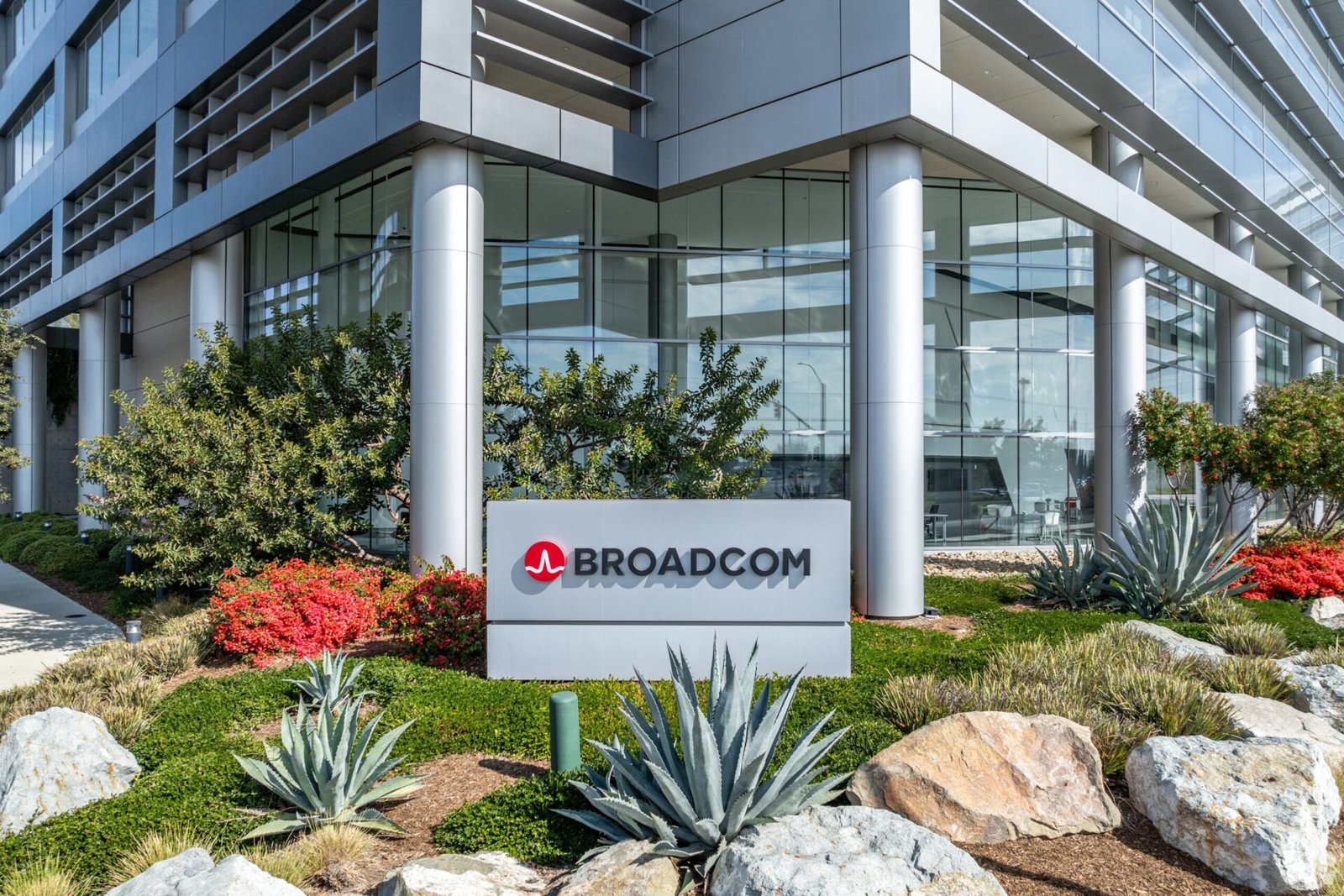 Broadcom Stock Falls as In-Line Guidance Leaves Investors Wanting More