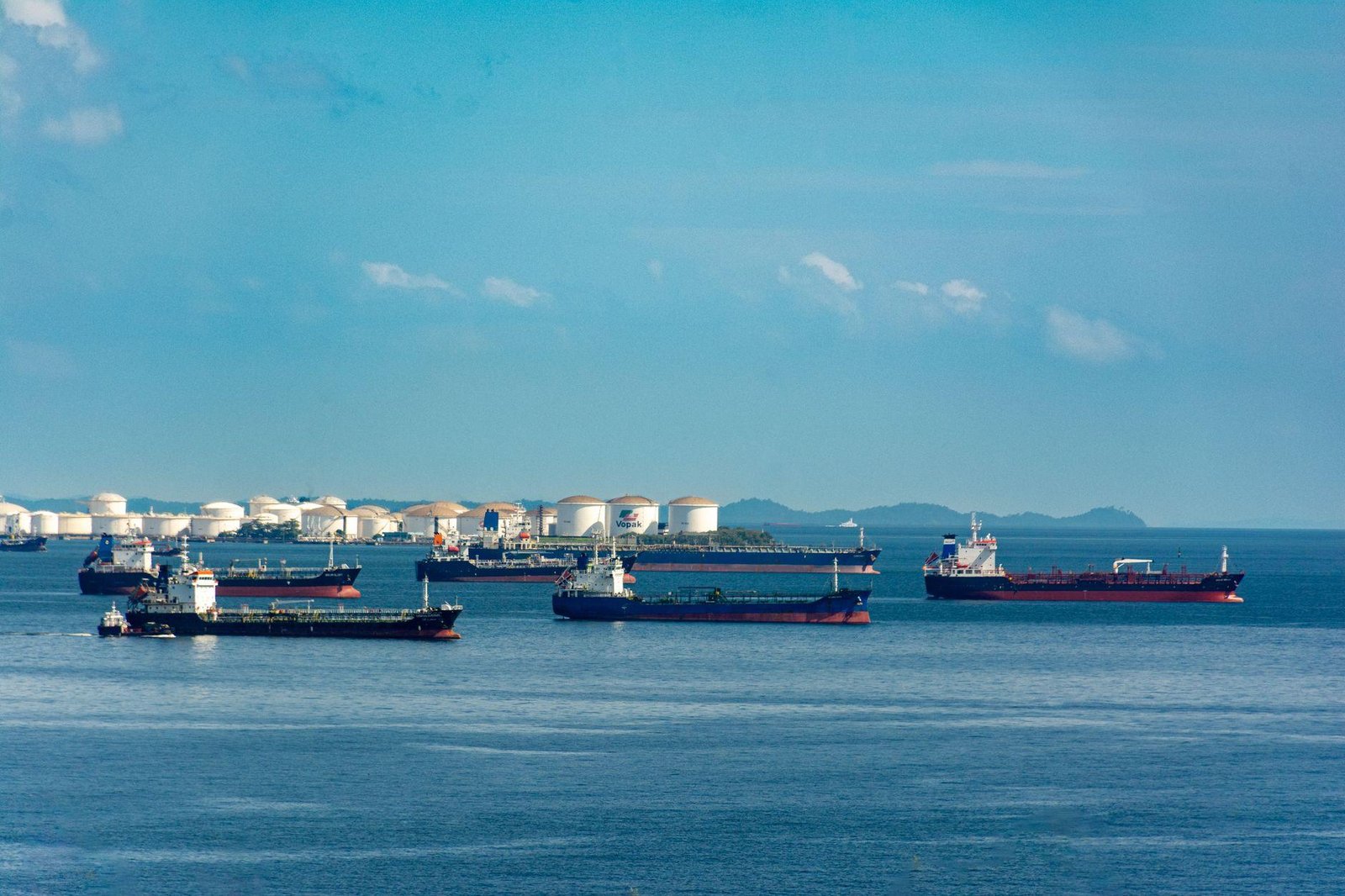Oil Rises as Qatar Warns of Industrial Catastrophe Over Hormuz Crisis